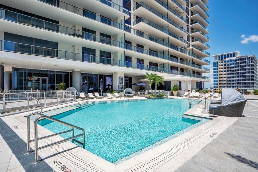 Condo located in St. Petersburg, FL showcasing its design and architecture (Image 5).