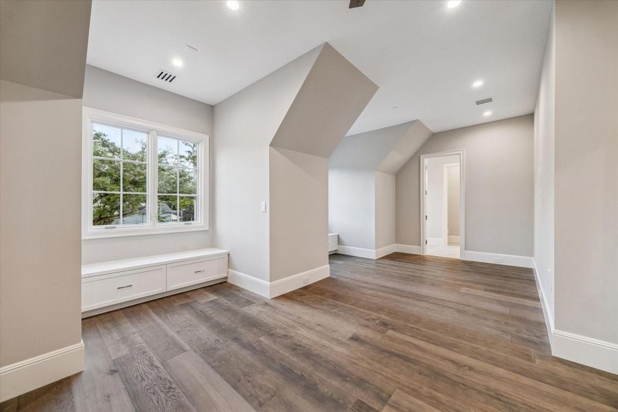 LARGE SECONDARY BEDROOM WITH SITTING AREA