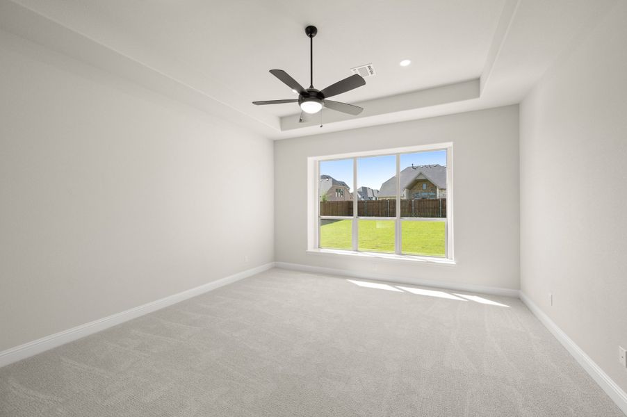 Spacious, unfurnished interior of a new home in Myrtle Creek, Waxahachie (Image 19).