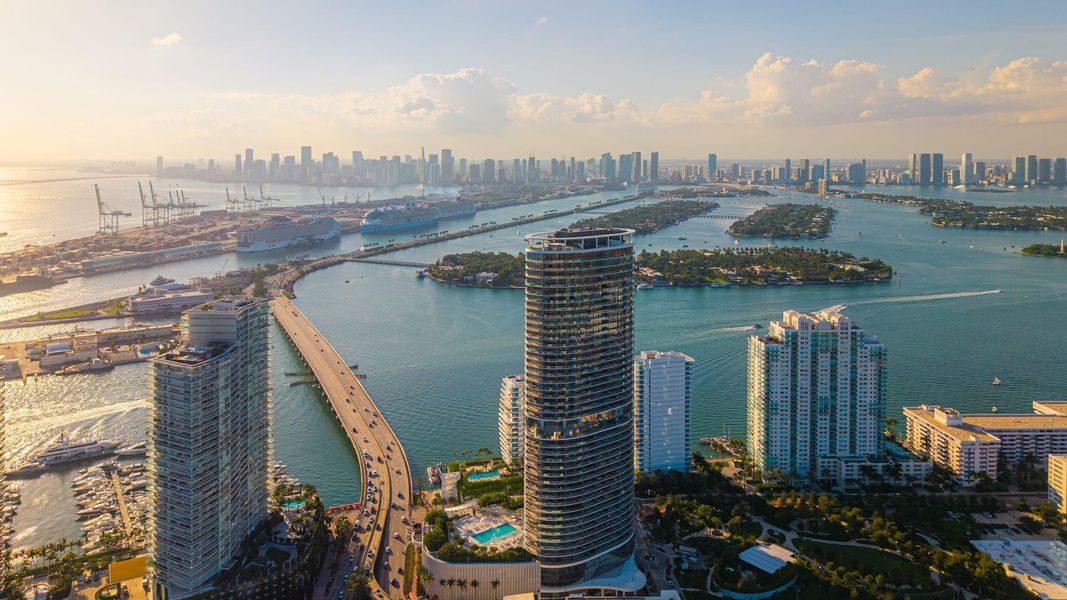 Condo located in Miami Beach, FL showcasing its design and architecture (Image 30).