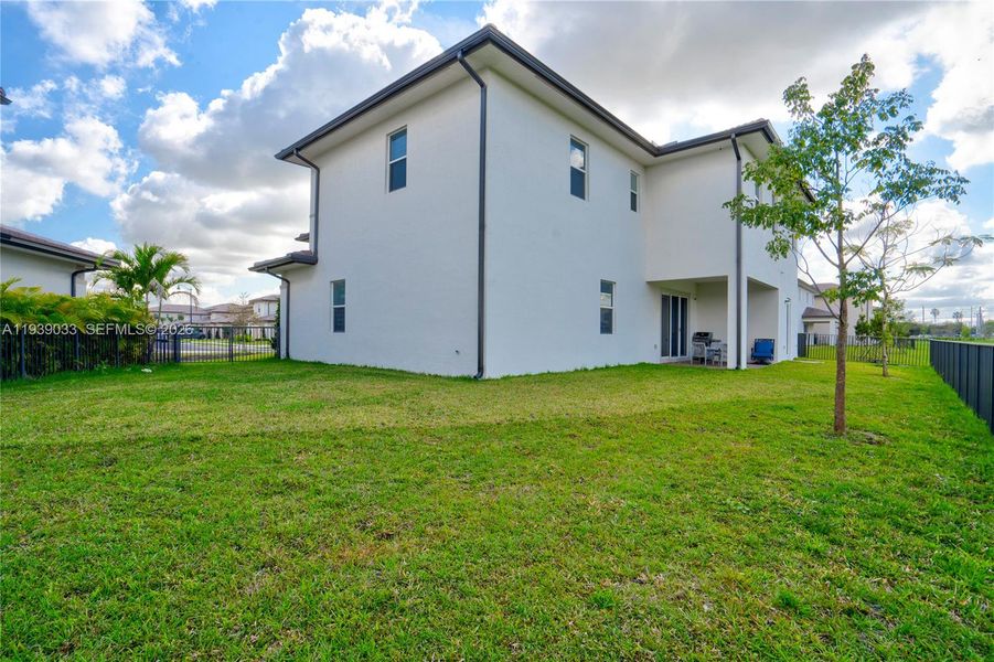 Exterior details and patio area of a home in Crescent Ridge, Davie (Image 3).