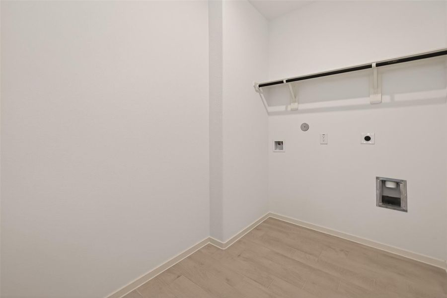 Spacious, unfurnished interior of a new home in Lago Mar, Texas City (Image 39).