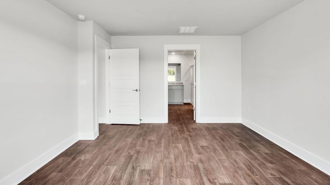 Spacious, unfurnished interior of a new home in Sidbury Station, Castle Hayne (Image 26).