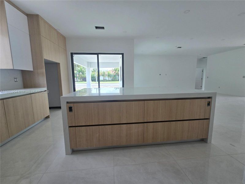 Spacious, unfurnished interior of a new home in , Miami (Image 23).