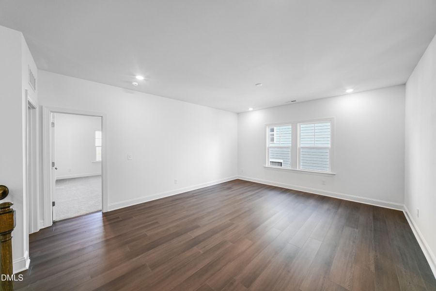 SUN_Stoneriver_Pic_EastmanIII_Dining_2of