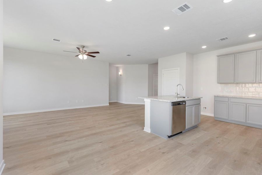 Spacious, unfurnished interior of a new home in , Huntsville (Image 23).