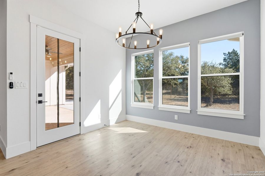 Spacious, unfurnished interior of a new home in , Bandera (Image 29).