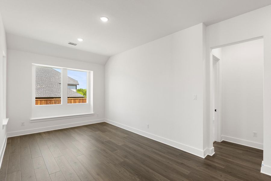Spacious, unfurnished interior of a new home in Somerset Park, Rockwall (Image 17).
