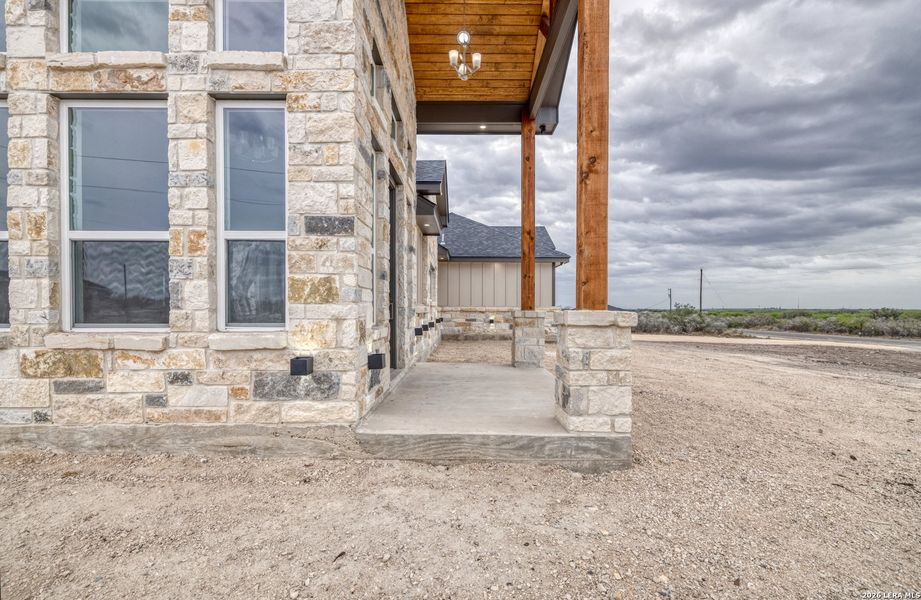Exterior details and patio area of a home in , Uvalde (Image 4).