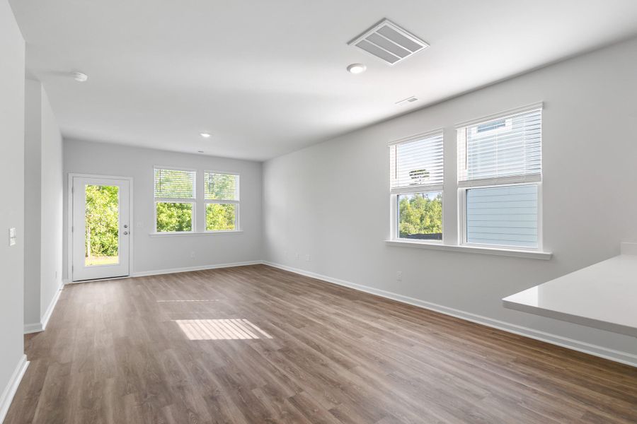 Spacious, unfurnished interior of a new home in Sheep Island, Summerville (Image 17).