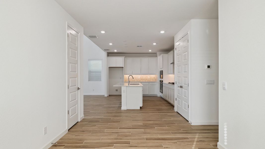 Spacious, unfurnished interior of a new home in Aloravita, Peoria (Image 17).