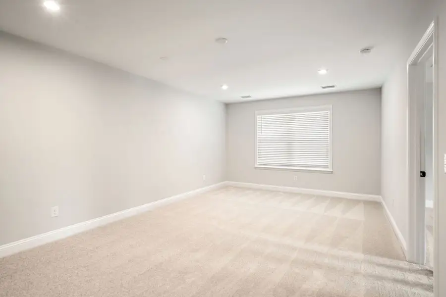 Spacious, unfurnished interior of a new home in Waterways, Richmond Hill (Image 42).