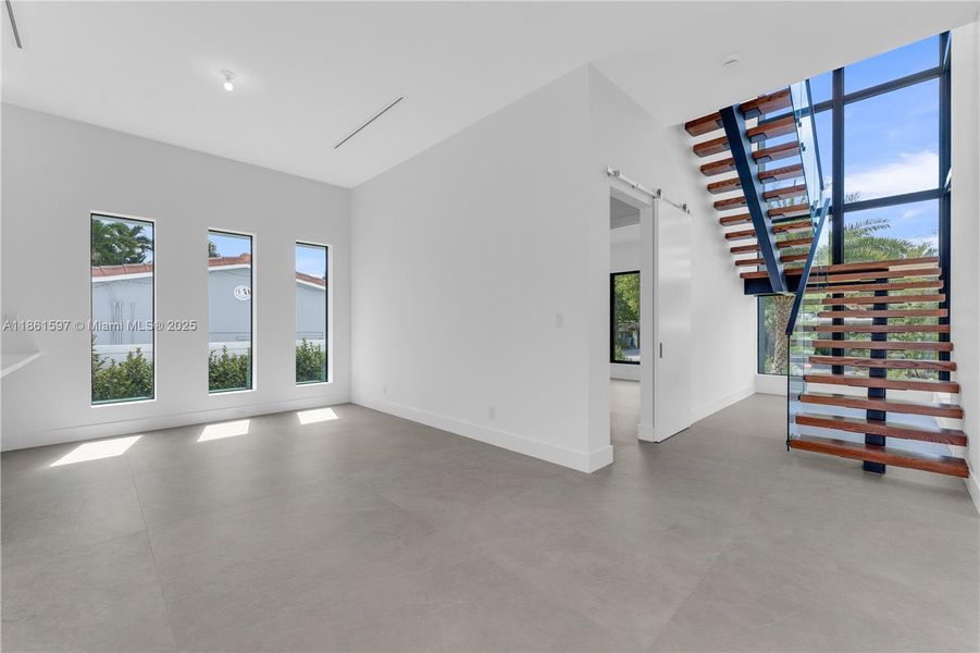 Spacious, unfurnished interior of a new home in , Pompano Beach (Image 23).