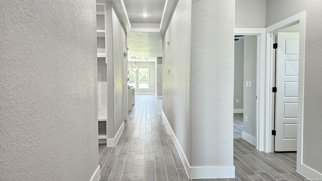 Spacious, unfurnished interior of a new home in , Atascosa (Image 35).