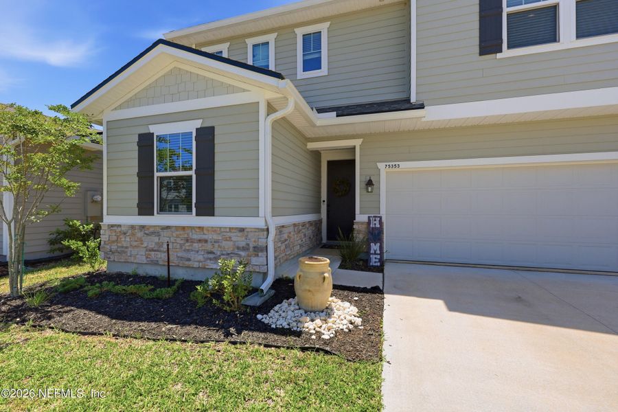 Exterior details and patio area of a home in Tributary, Yulee (Image 22).