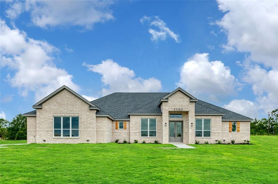 View of front facade featuring a front yard