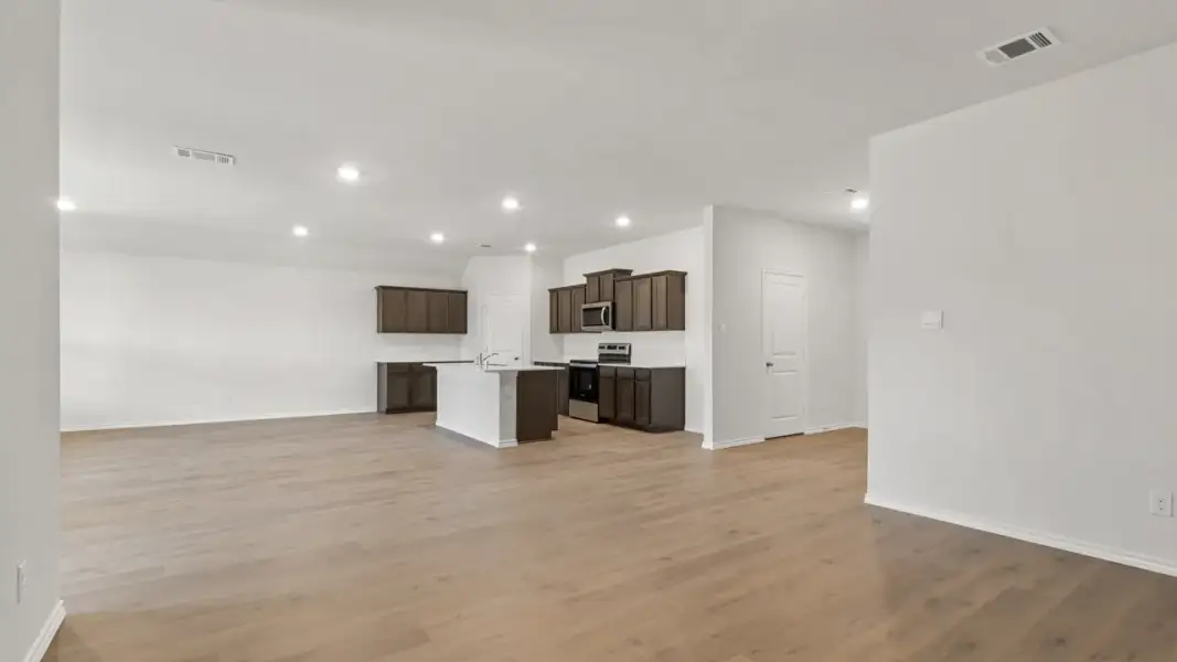 Spacious, unfurnished interior of a new home in Saddlebrook, Waxahachie (Image 8).
