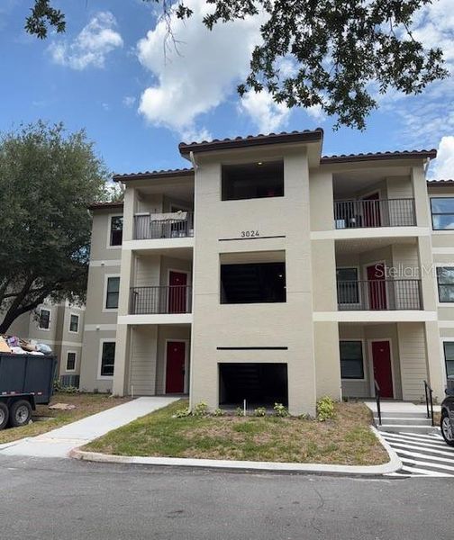 Condo located in Kissimmee, FL showcasing its design and architecture (Image 3). Condo located in Kissimmee, FL showcasing its design and architecture (Image 3).