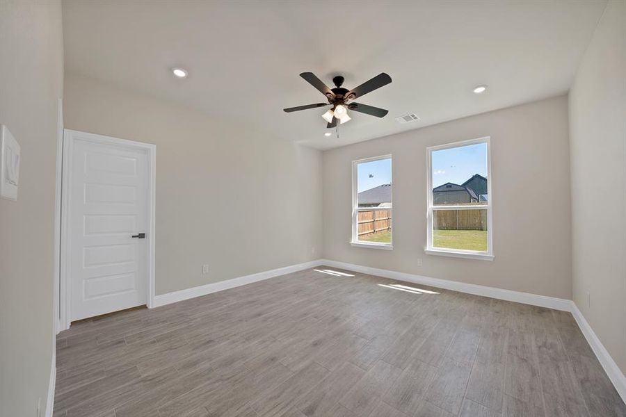 Spacious, unfurnished interior of a new home in , Granbury (Image 17).
