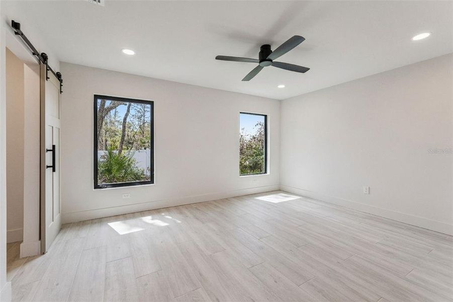 Spacious, unfurnished interior of a new home in , Winter Springs (Image 26).