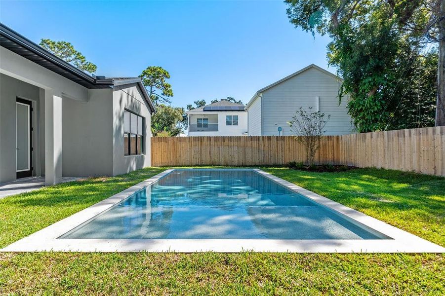 Exterior details and patio area of a home in College Park, Orlando (Image 29).