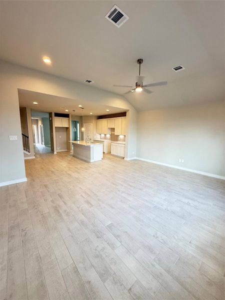 Spacious, unfurnished interior of a new home in Huntington Place, Rosharon (Image 20).