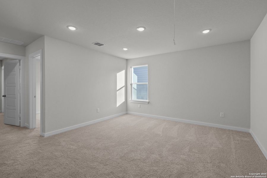 Spacious, unfurnished interior of a new home in Rosemont Hill, San Antonio (Image 14).
