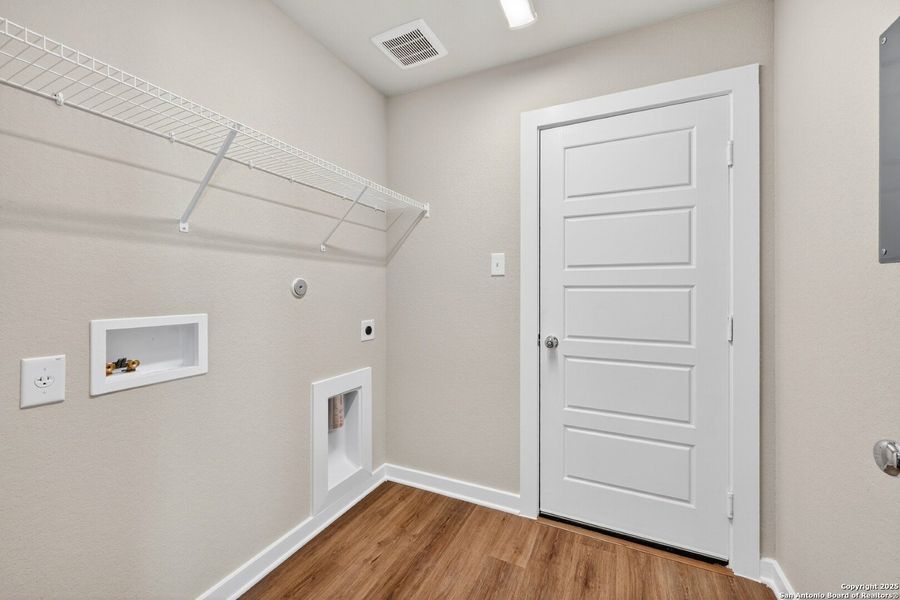 Spacious, unfurnished interior of a new home in Winding Brook, San Antonio (Image 36).