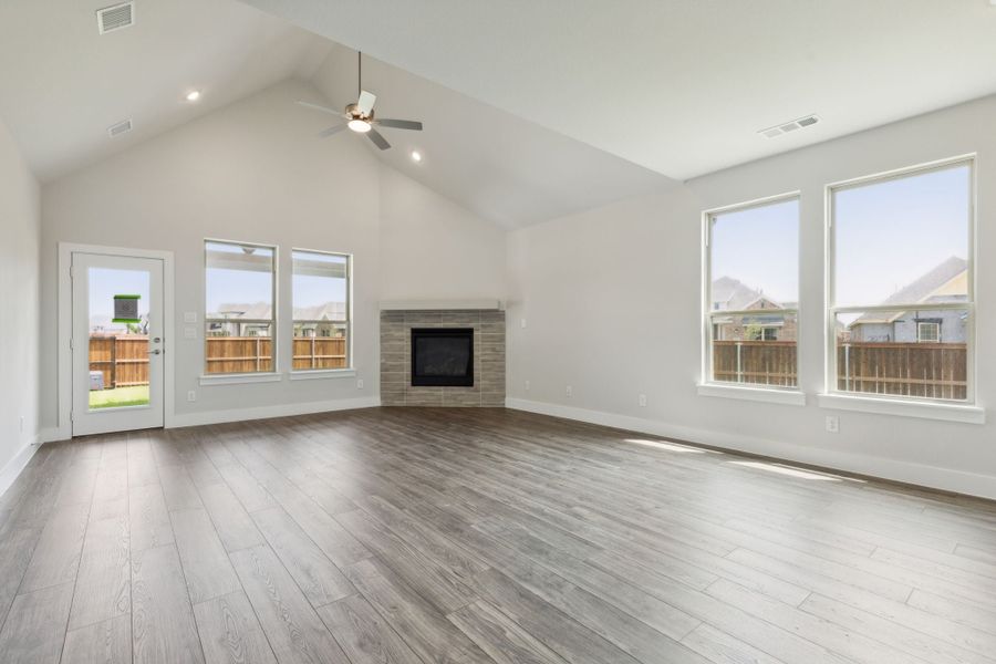 Spacious, unfurnished interior of a new home in Dove Hollow, Waxahachie (Image 15).