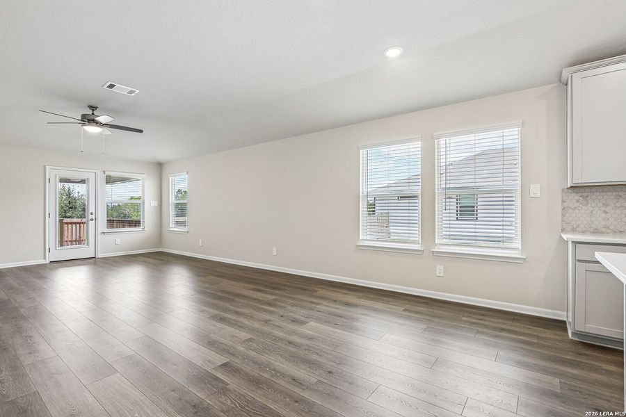Spacious, unfurnished interior of a new home in Thomas Pond, San Antonio (Image 44). Spacious, unfurnished interior of a new home in Thomas Pond, San Antonio (Image 44).