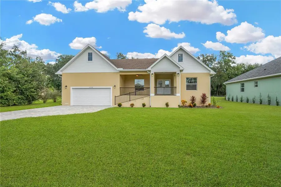 Exterior details and patio area of a home in , Dade City (Image 3).