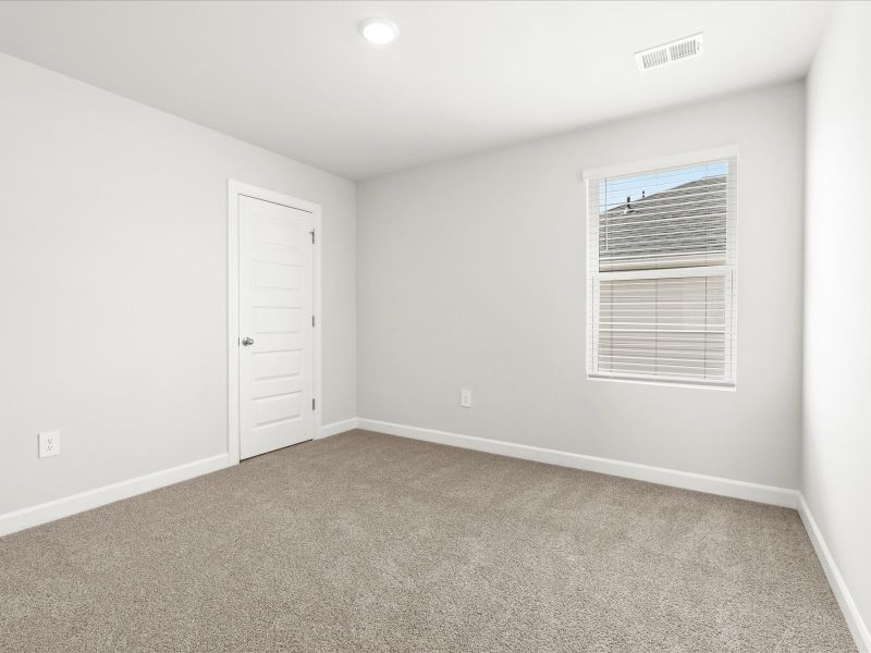 Spacious, unfurnished interior of a new home in Village at White Pine, Pendleton (Image 10).