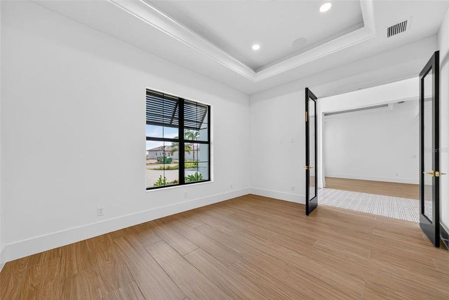 Spacious, unfurnished interior of a new home in , Sarasota (Image 71).