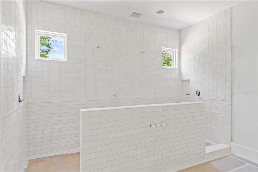 Spacious, unfurnished interior of a new home in , Roswell (Image 5).