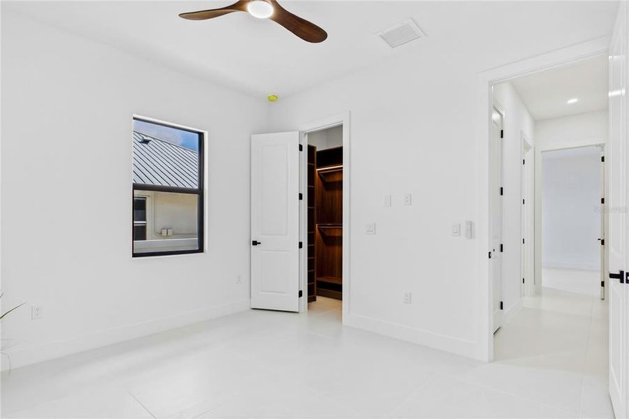 Spacious, unfurnished interior of a new home in , Cape Coral (Image 36).