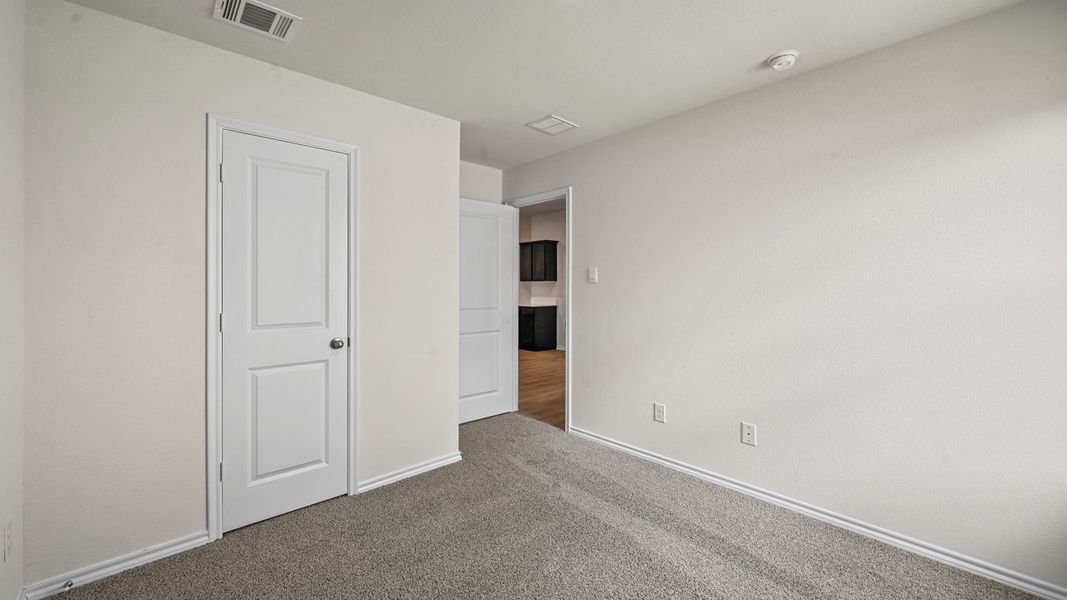 Spacious, unfurnished interior of a new home in Bluff Springs, Ferris (Image 32).