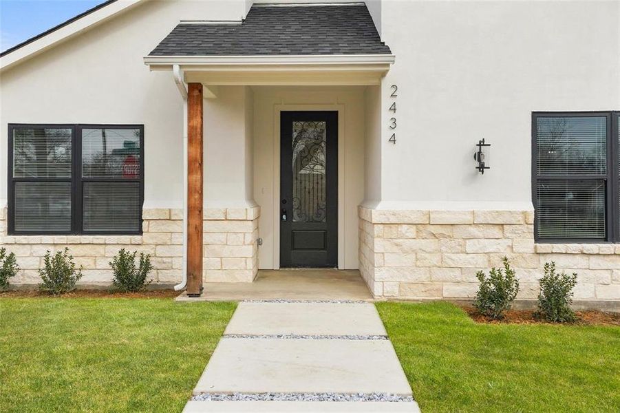 Exterior details and patio area of a home in , Dallas (Image 4).