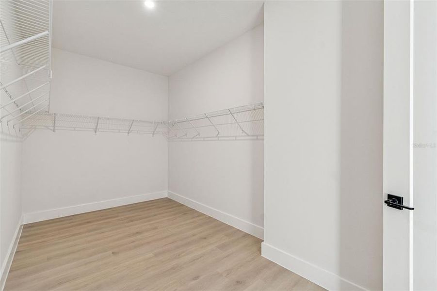 Spacious, unfurnished interior of a new home in , Tampa (Image 80).