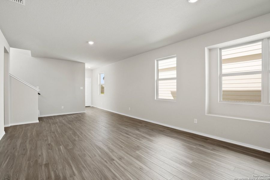 Spacious, unfurnished interior of a new home in Blue Ridge Ranch, San Antonio (Image 21).