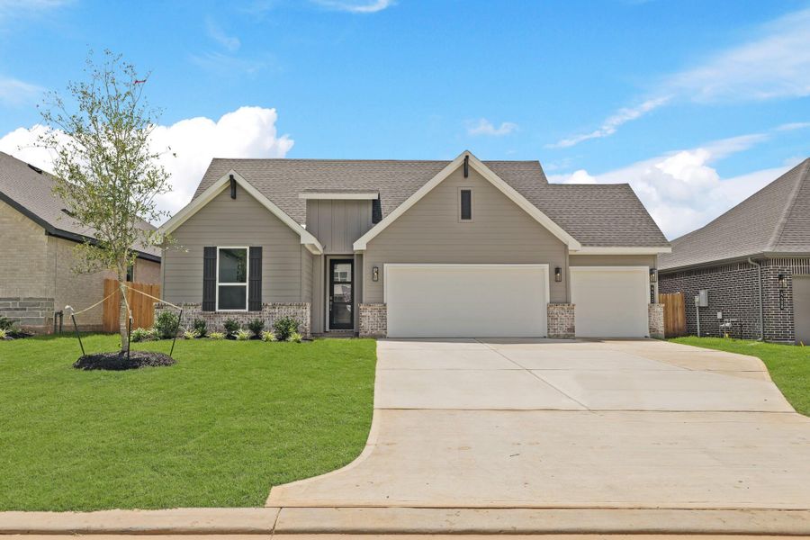 Front exterior of a new home in Silverthorne, Conroe, TX, highlighting curb appeal (Image 16).