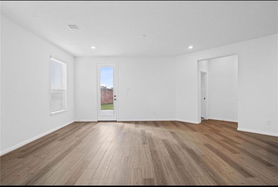 Spacious, unfurnished interior of a new home in Sunterra, Katy (Image 10).