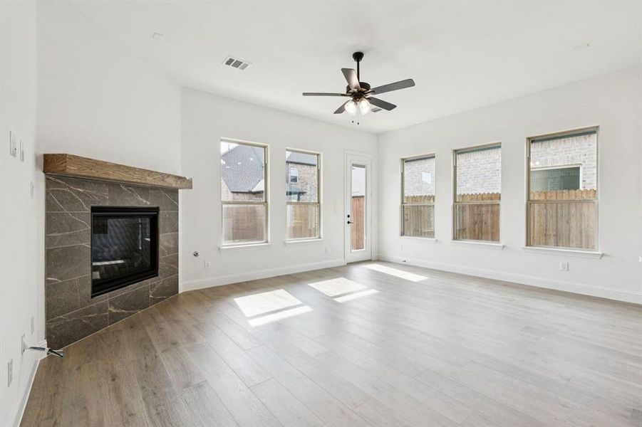 Spacious, unfurnished interior of a new home in Country Lakes, Denton (Image 15).