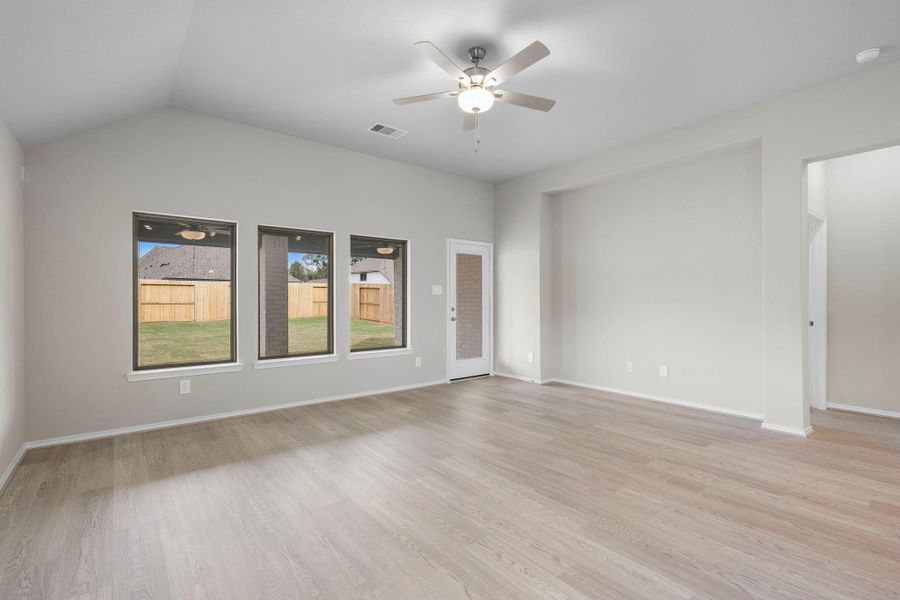 Spacious, unfurnished interior of a new home in The Highlands 45', Porter (Image 15).