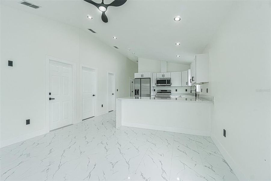 Spacious, unfurnished interior of a new home in , Tampa (Image 10).