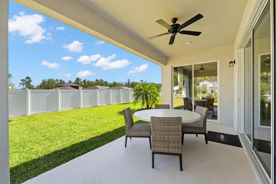 Exterior details and patio area of a home in Meridian Parks, Orlando (Image 2).