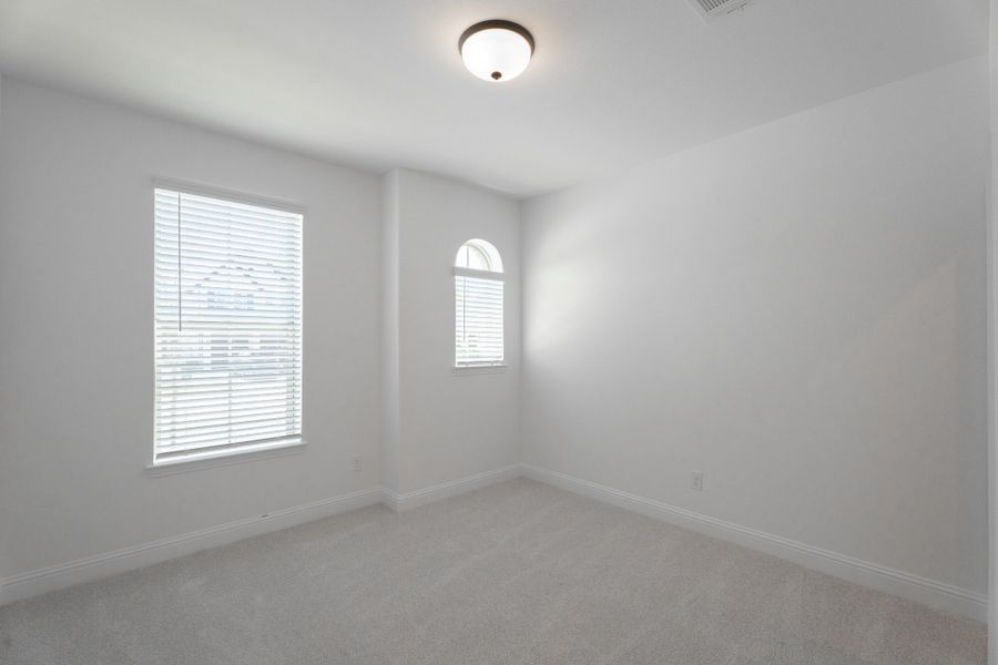 Spacious, unfurnished interior of a new home in Valencia on the Lake, Little Elm (Image 22).