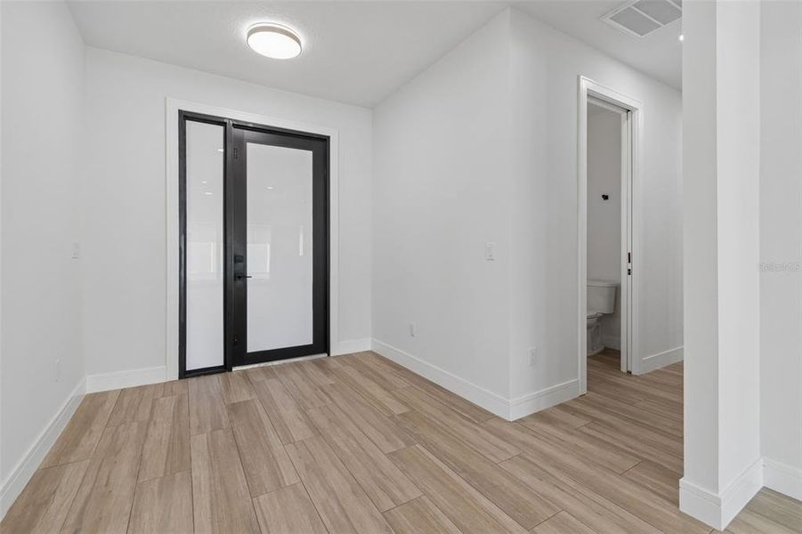 Spacious, unfurnished interior of a new home in , Tampa (Image 38).
