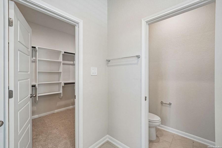Spacious, unfurnished interior of a new home in Thomas Pond, San Antonio (Image 23).