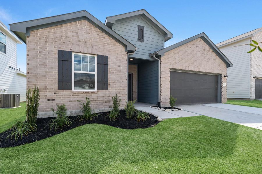 Exterior details and patio area of a home in Royal Pines, Porter (Image 3).