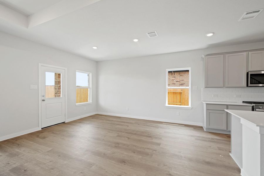 Spacious, unfurnished interior of a new home in Sunterra, Katy (Image 15).
